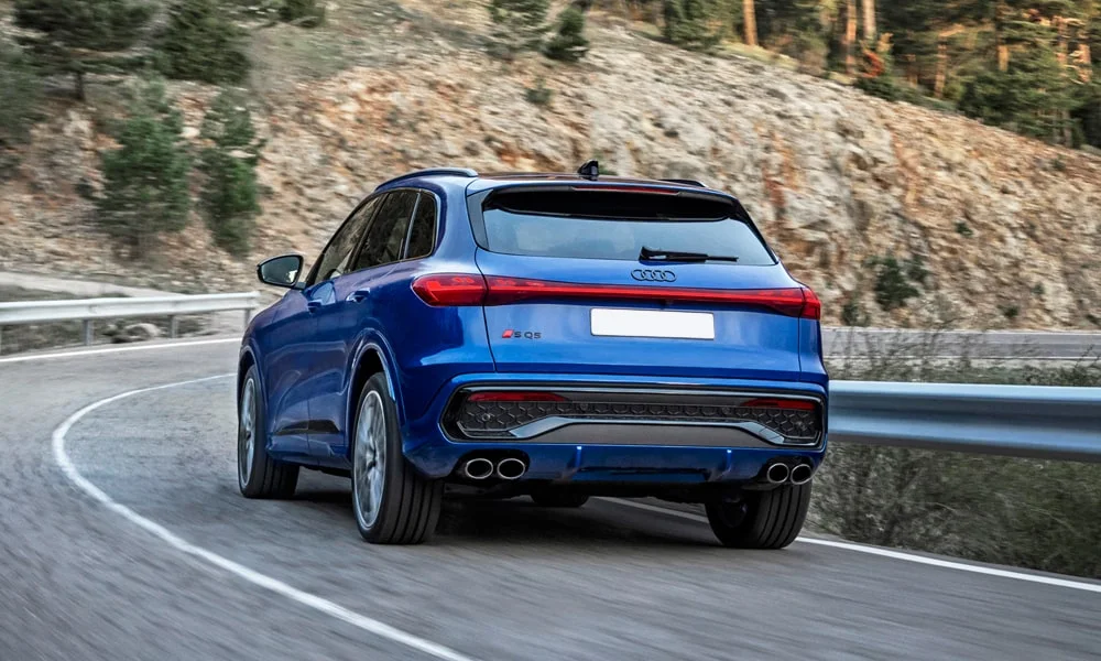 Фото Audi SQ5 (2024) — вид сзади, фото 6. Графика фонарей, бампер и оформление пятой двери. Насадки выхлопа или их имитация внизу бампера различают версии Audi SQ5 (2024) — вид сзади, фото 6