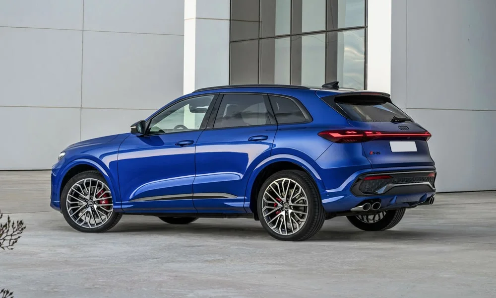 Фото Audi SQ5 (2024) — вид сзади, фото 7. Синий кузов сзади — фонари и бампер определяют ночной образ модели. Насадки выхлопа или их имитация внизу бампера различают версии Audi SQ5 (2024) — вид сзади, фото 7