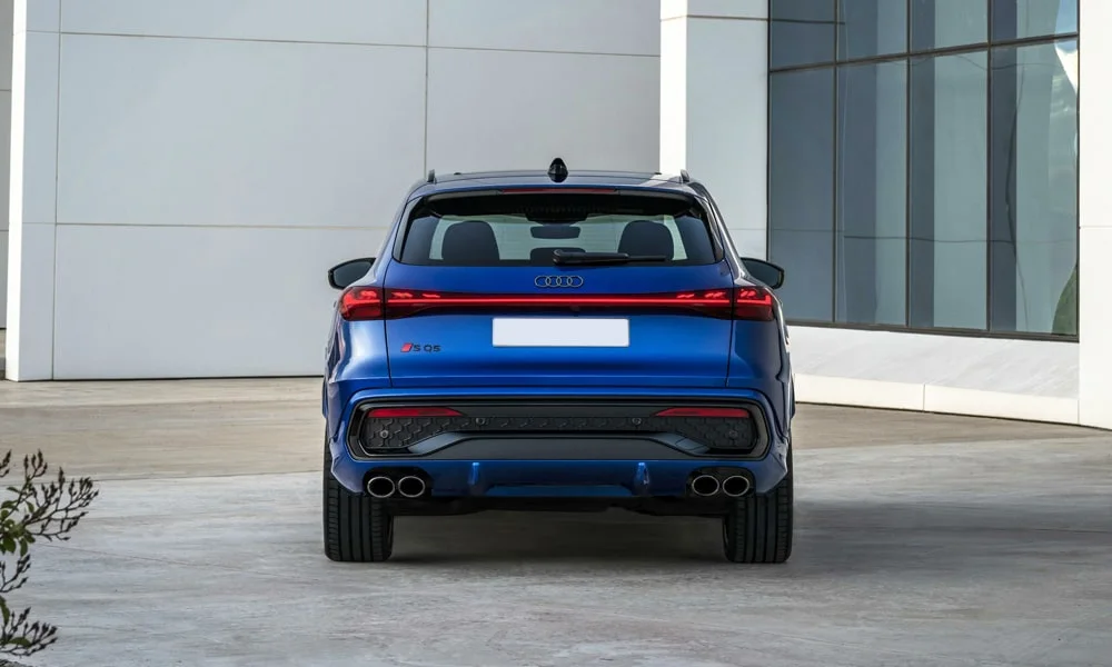Фото Audi SQ5 (2024) — вид сзади, фото 8. Корма в синем цвете: графика фонарей и пластика пятой двери Audi SQ5 (2024) — вид сзади, фото 8