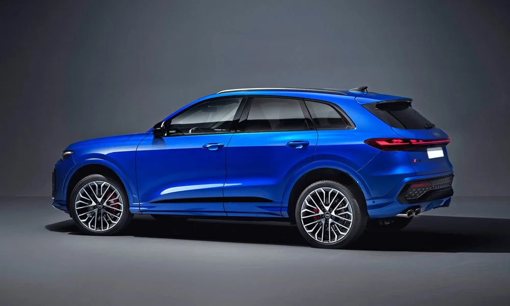 Фото Audi SQ5 (2024) — вид сзади, фото 9. Синий кузов сзади — фонари и бампер определяют ночной образ модели. Светодиодная полоса или раздельные секции — задняя оптика стала главным украшением кормы Audi SQ5 (2024) — вид сзади, фото 9