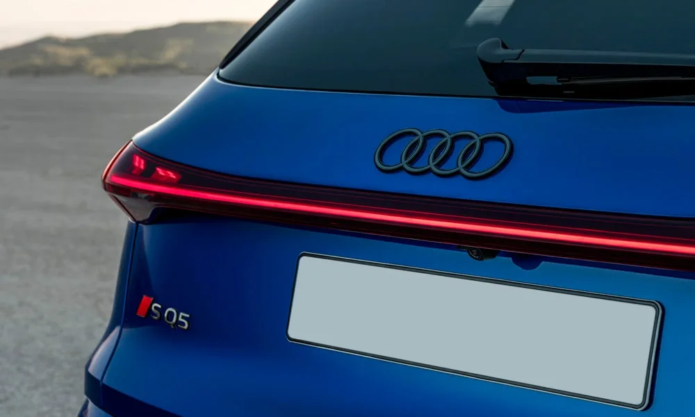Фото Audi SQ5 (2024) — вид сзади, фото 10. Синий кузов сзади — фонари и бампер определяют ночной образ модели Audi SQ5 (2024) — вид сзади, фото 10