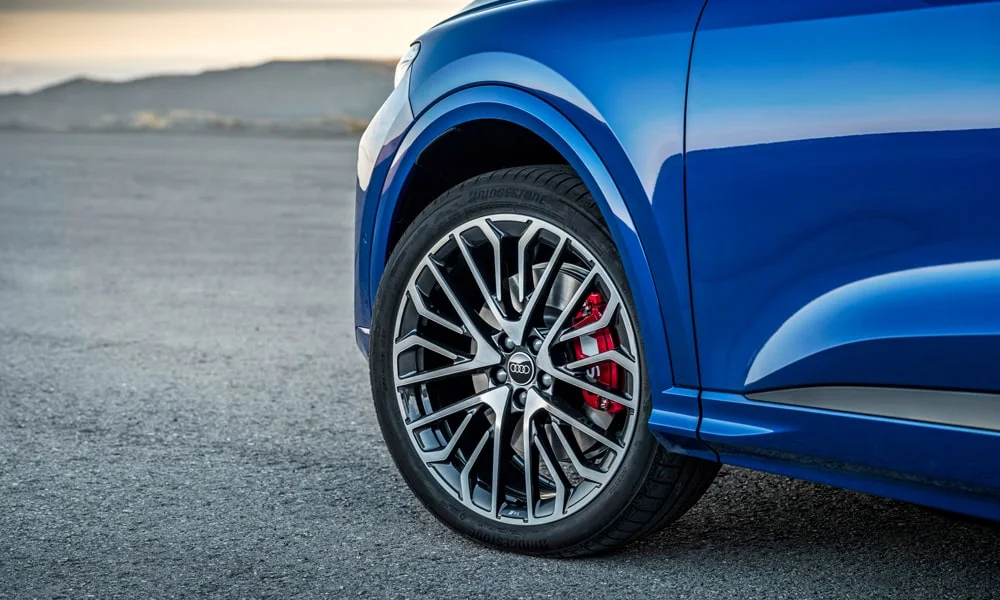 Фото Audi SQ5 (2024) — колесо и диск. Дизайн спиц и профиль резины крупным планом. При подборе зимнего комплекта сохраняйте наружный диаметр колеса Audi SQ5 (2024) — колесо и диск