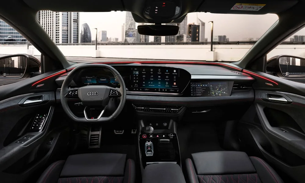 Фото Audi SQ6 e-tron (2024) — передняя панель. Архитектура передней панели: ярусы, вставки и консоль в красно-чёрной гамме Audi SQ6 e-tron (2024) — передняя панель