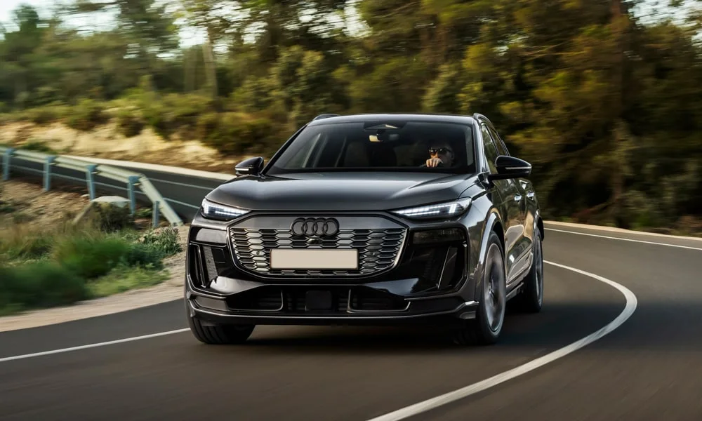 Фото Audi SQ6 e-tron (2024) — вид спереди, фото 5. Передок в чёрном исполнении — крупная светотехника и выразительный бампер. Дневные ходовые огни включаются автоматически с запуском Audi SQ6 e-tron (2024) — вид спереди, фото 5
