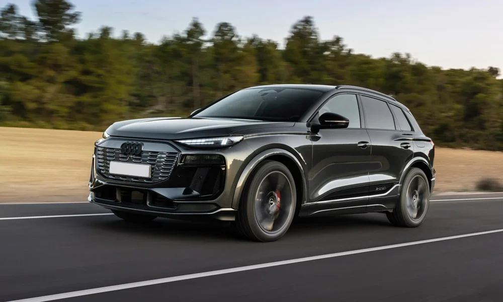 Фото Audi SQ6 e-tron (2024) — вид спереди, фото 6. Передок в чёрном исполнении — крупная светотехника и выразительный бампер Audi SQ6 e-tron (2024) — вид спереди, фото 6