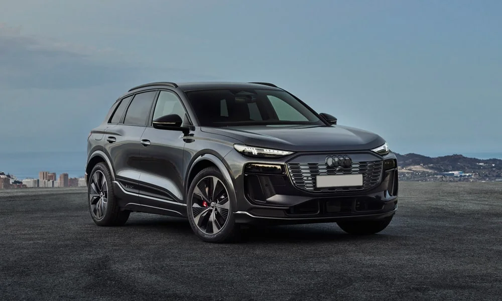 Фото Audi SQ6 e-tron (2024) — вид спереди, фото 8. Анфас: пропорции капота, посадка кузова и графика ходовых огней. Рисунок ходовых огней — подпись модели, по нему её узнают в потоке Audi SQ6 e-tron (2024) — вид спереди, фото 8