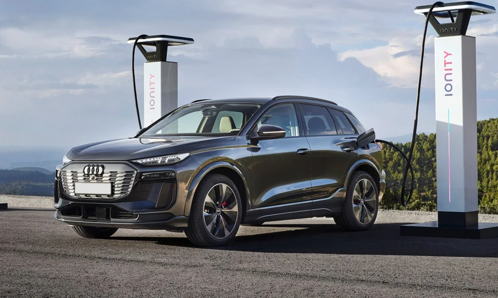 Фото Audi SQ6 e-tron (2024) — вид спереди, фото 9. Оптика, решётка и бампер — первое впечатление о модели. Дневные ходовые огни включаются автоматически с запуском Audi SQ6 e-tron (2024) — вид спереди, фото 9