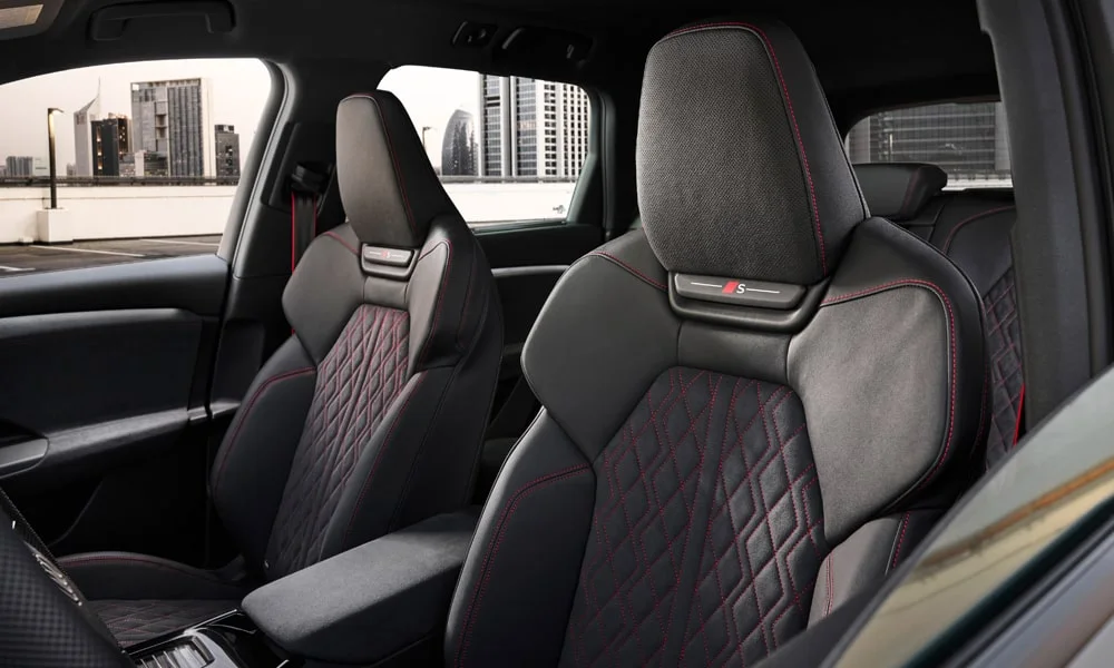 Фото Audi SQ6 e-tron (2024) — передние сиденья. Водительское и пассажирское кресла: обивка из перфорированной коже, профиль с боковой поддержкой Audi SQ6 e-tron (2024) — передние сиденья