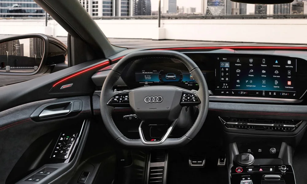 Фото Audi SQ6 e-tron (2024) — приборная панель. Экран приборов за рулём — вся ходовая информация перед глазами. Компоновка приборов настраивается в меню у большинства версий Audi SQ6 e-tron (2024) — приборная панель
