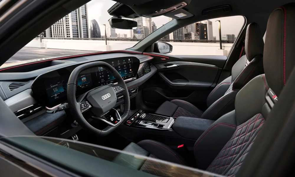 Фото Audi SQ6 e-tron (2024) — интерьер. Общий план салона: архитектура панели, консоль и кресла Audi SQ6 e-tron (2024) — интерьер
