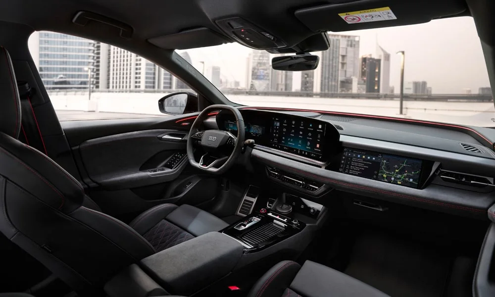 Фото Audi SQ6 e-tron (2024) — интерьер, фото 2. Общий план салона: архитектура панели, консоль и кресла Audi SQ6 e-tron (2024) — интерьер, фото 2