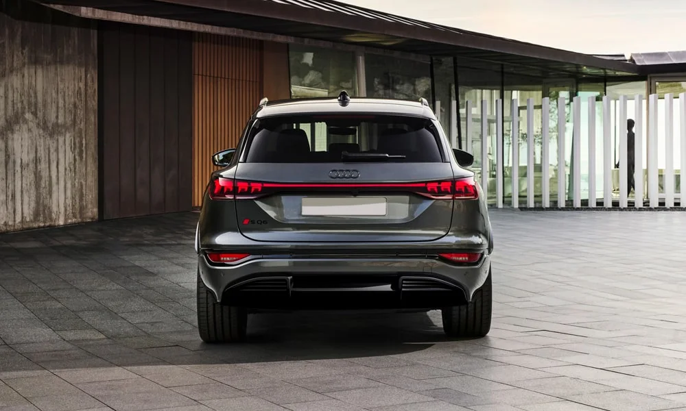 Фото Audi SQ6 e-tron (2024) — вид сзади, фото 2. Графика фонарей, бампер и оформление пятой двери. Насадки выхлопа или их имитация внизу бампера различают версии Audi SQ6 e-tron (2024) — вид сзади, фото 2