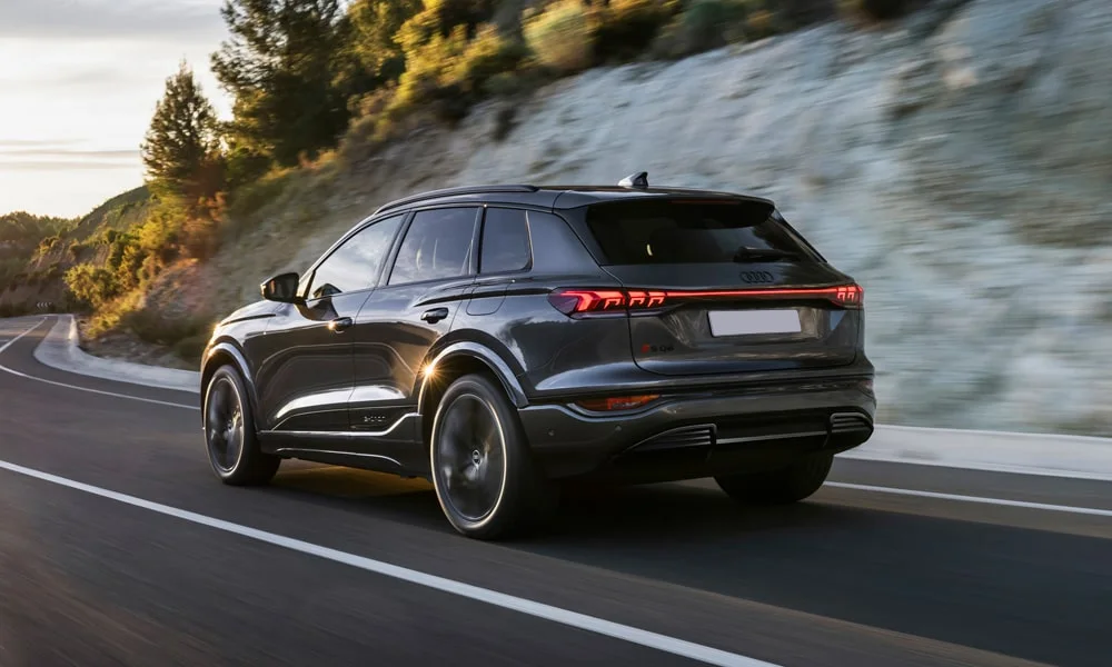 Фото Audi SQ6 e-tron (2024) — вид сзади, фото 4. Линия крыши, стойки и задняя дверь в чёрном исполнении. Насадки выхлопа или их имитация внизу бампера различают версии Audi SQ6 e-tron (2024) — вид сзади, фото 4