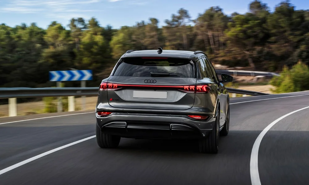 Фото Audi SQ6 e-tron (2024) — вид сзади, фото 5. Серый кузов сзади — фонари и бампер определяют ночной образ модели Audi SQ6 e-tron (2024) — вид сзади, фото 5