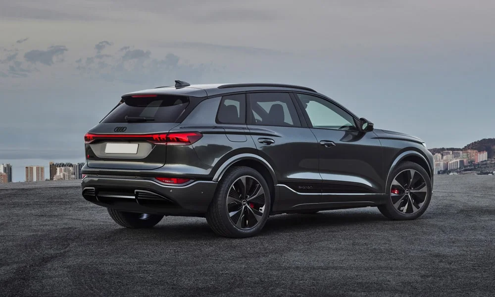 Фото Audi SQ6 e-tron (2024) — вид сзади, фото 6. Корма в чёрном цвете: графика фонарей и пластика пятой двери Audi SQ6 e-tron (2024) — вид сзади, фото 6