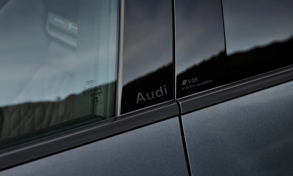 Фото Audi SQ6 e-tron (2024) — крыша, фото 2. Крыша сверху: остекление, рейлинги и антенна-плавник. Панорамное стекло зрительно увеличивает салон; шторка спасает в жару Audi SQ6 e-tron (2024) — крыша, фото 2