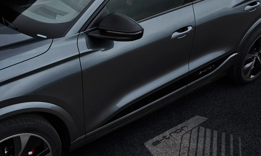 Фото Audi SQ6 e-tron (2024) — крыша, фото 3. Крыша сверху: остекление, рейлинги и антенна-плавник Audi SQ6 e-tron (2024) — крыша, фото 3