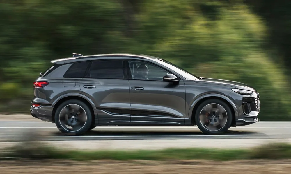 Фото Audi SQ6 e-tron (2024) — вид сбоку, фото 3. Серый кузов в профиль — пропорции, высота посадки и дизайн дисков. Длинная база — простор второго ряда; короткие свесы упрощают парковку Audi SQ6 e-tron (2024) — вид сбоку, фото 3