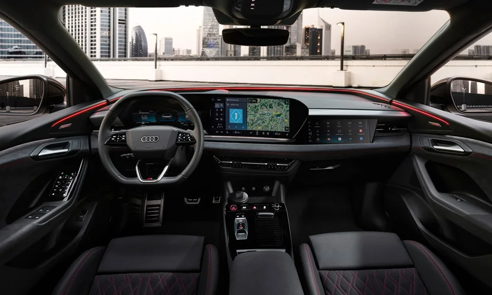 Фото Audi SQ6 Sportback e-tron (2024) — передняя панель. Компоновка экранов, дефлекторов и консоли. Мягкие материалы верхнего яруса и вставки задают уровень интерьера Audi SQ6 Sportback e-tron (2024) — передняя панель