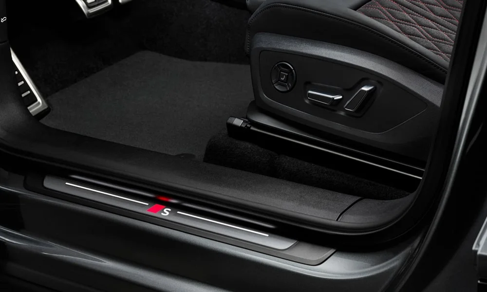 Фото Audi SQ6 Sportback e-tron (2024) — дверная карта. Внутренняя панель двери: сочетание материалов и компоновка управления в тёмной гамме. Мягкая вставка в зоне локтя — то, что чувствуешь каждый день Audi SQ6 Sportback e-tron (2024) — дверная карта