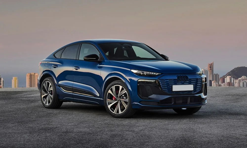 Фото Audi SQ6 Sportback e-tron (2024) — вид спереди, фото 4. Анфас: пропорции капота, посадка кузова и графика ходовых огней Audi SQ6 Sportback e-tron (2024) — вид спереди, фото 4
