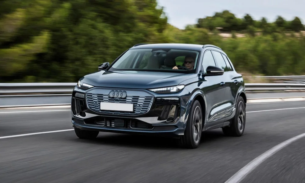Фото Audi SQ6 Sportback e-tron (2024) — вид спереди, фото 9. Анфас: пропорции капота, посадка кузова и графика ходовых огней Audi SQ6 Sportback e-tron (2024) — вид спереди, фото 9