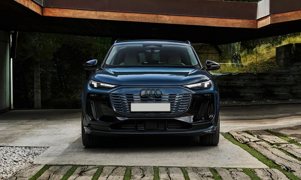 Фото Audi SQ6 Sportback e-tron (2024) — вид спереди, фото 10. Анфас: пропорции капота, посадка кузова и графика ходовых огней Audi SQ6 Sportback e-tron (2024) — вид спереди, фото 10