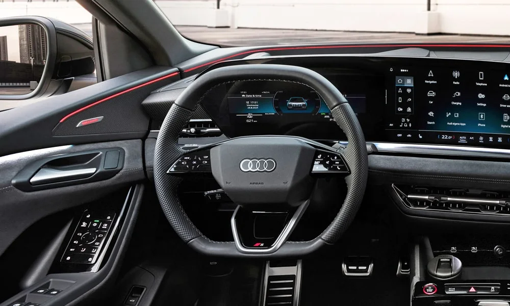 Фото Audi SQ6 Sportback e-tron (2024) — приборная панель. Экран приборов за рулём — вся ходовая информация перед глазами. Запас хода и расход выводятся крупно — главные цифры ежедневных поездок Audi SQ6 Sportback e-tron (2024) — приборная панель