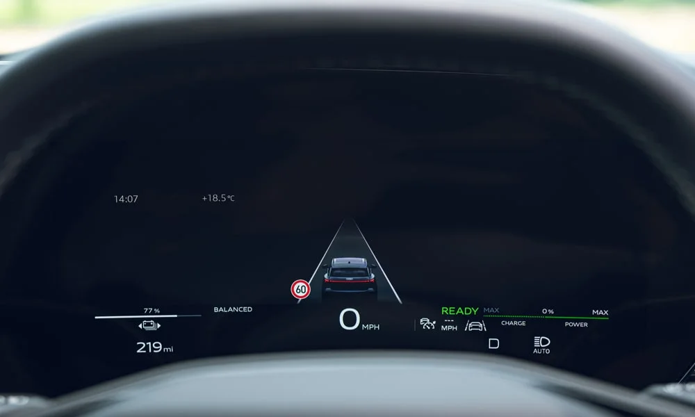 Фото Audi SQ6 Sportback e-tron (2024) — приборная панель, фото 2. Скорость, запас хода и подсказки ассистентов перед глазами. Запас хода и расход выводятся крупно — главные цифры ежедневных поездок Audi SQ6 Sportback e-tron (2024) — приборная панель, фото 2