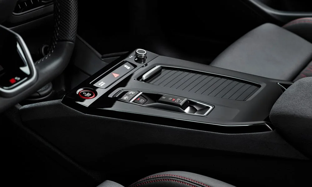 Фото Audi SQ6 Sportback e-tron (2024) — селектор коробки передач. Управление коробкой: компактный селектор освобождает место на тоннеле Audi SQ6 Sportback e-tron (2024) — селектор коробки передач