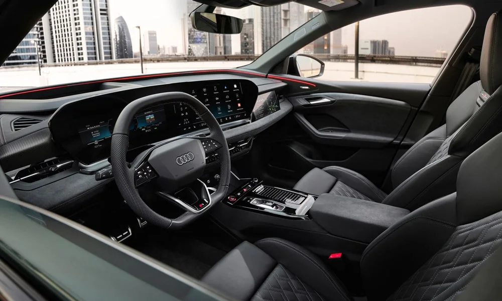 Фото Audi SQ6 Sportback e-tron (2024) — интерьер. Общий план салона: архитектура панели, консоль и кресла. Светлая гамма зрительно расширяет салон, тёмная — практичнее в уходе Audi SQ6 Sportback e-tron (2024) — интерьер