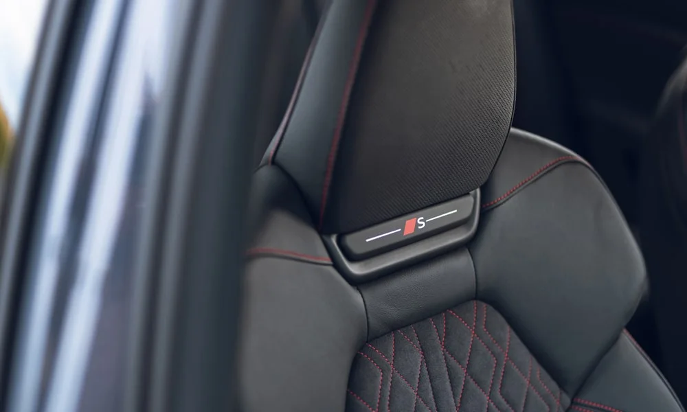 Фото Audi SQ6 Sportback e-tron (2024) — интерьер, фото 2. Общий план салона: архитектура панели, консоль и кресла Audi SQ6 Sportback e-tron (2024) — интерьер, фото 2