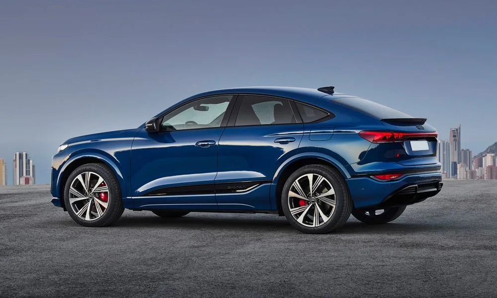 Фото Audi SQ6 Sportback e-tron (2024) — вид сзади, фото 4. Линия крыши, стойки и задняя дверь в синем исполнении. Светодиодная полоса или раздельные секции — задняя оптика стала главным украшением кормы Audi SQ6 Sportback e-tron (2024) — вид сзади, фото 4