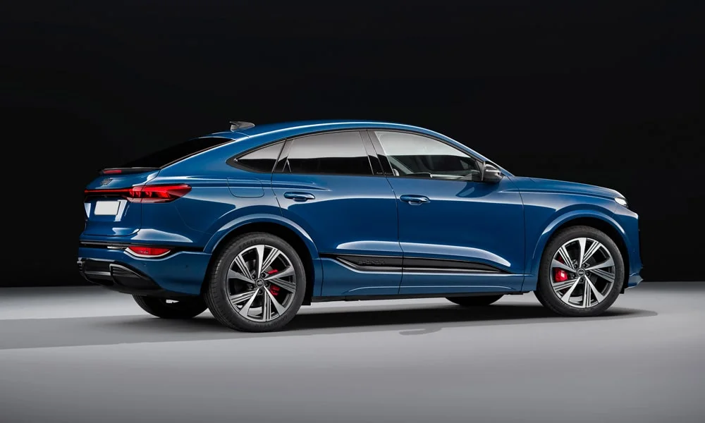 Фото Audi SQ6 Sportback e-tron (2024) — вид сзади, фото 5. Графика фонарей, бампер и оформление пятой двери Audi SQ6 Sportback e-tron (2024) — вид сзади, фото 5