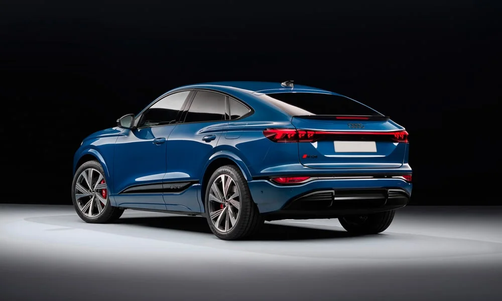Фото Audi SQ6 Sportback e-tron (2024) — вид сзади, фото 6. Синий кузов сзади — фонари и бампер определяют ночной образ модели. Светодиодная полоса или раздельные секции — задняя оптика стала главным украшением кормы Audi SQ6 Sportback e-tron (2024) — вид сзади, фото 6