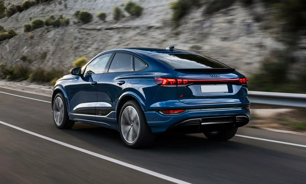 Фото Audi SQ6 Sportback e-tron (2024) — вид сзади, фото 7. Графика фонарей, бампер и оформление пятой двери. Насадки выхлопа или их имитация внизу бампера различают версии Audi SQ6 Sportback e-tron (2024) — вид сзади, фото 7