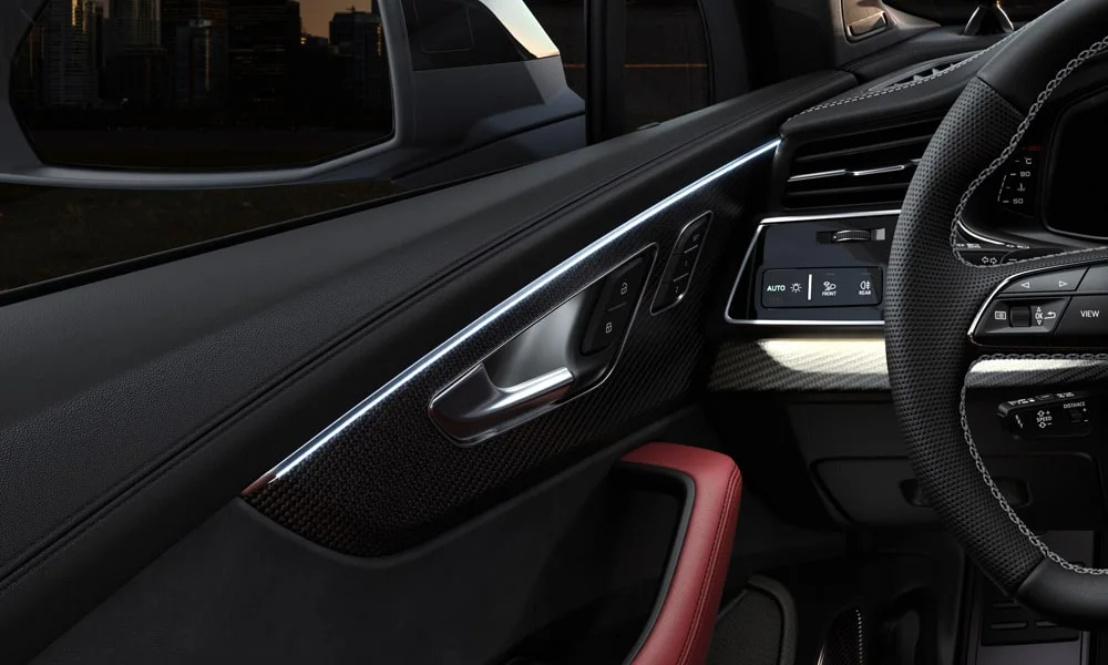 Фото Audi SQ7 (2024) — дверная карта. Подлокотник, динамик и блок стеклоподъёмников Audi SQ7 (2024) — дверная карта