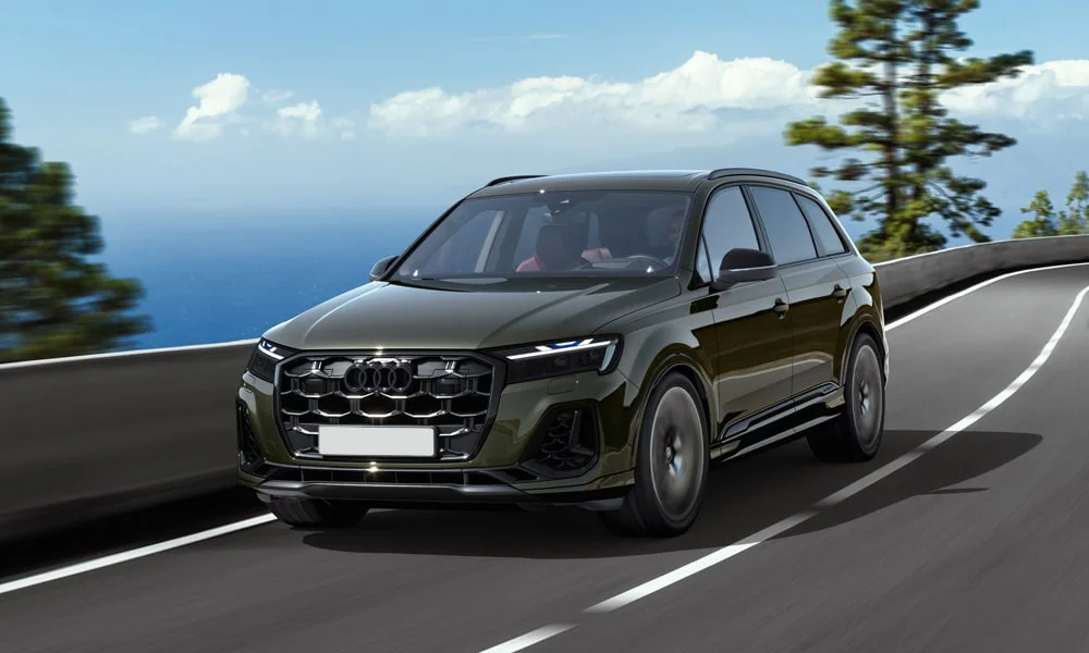 Фото Audi SQ7 (2024) — вид спереди, фото 4. Кузов в зелёном цвете: рисунок оптики и решётки задаёт узнаваемое «лицо» модели Audi SQ7 (2024) — вид спереди, фото 4
