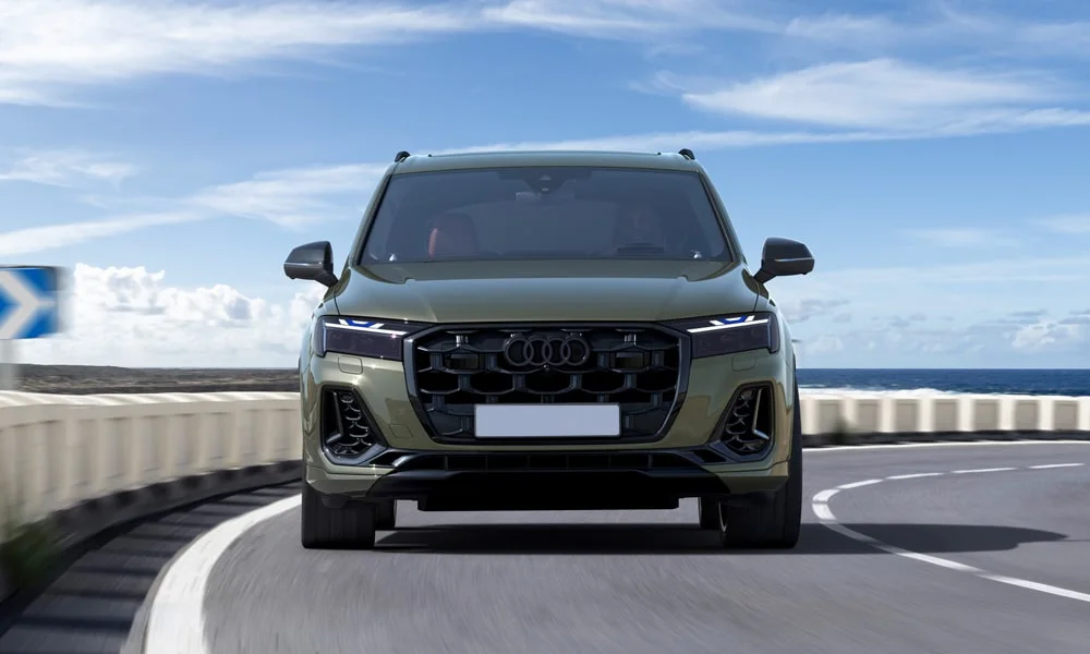 Фото Audi SQ7 (2024) — вид спереди, фото 5. Передок в зелёном исполнении — крупная светотехника и выразительный бампер. Дневные ходовые огни включаются автоматически с запуском Audi SQ7 (2024) — вид спереди, фото 5