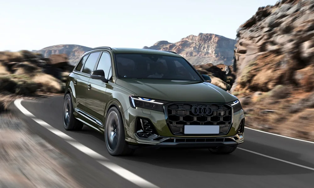 Фото Audi SQ7 (2024) — вид спереди, фото 6. Передок в зелёном исполнении — крупная светотехника и выразительный бампер Audi SQ7 (2024) — вид спереди, фото 6