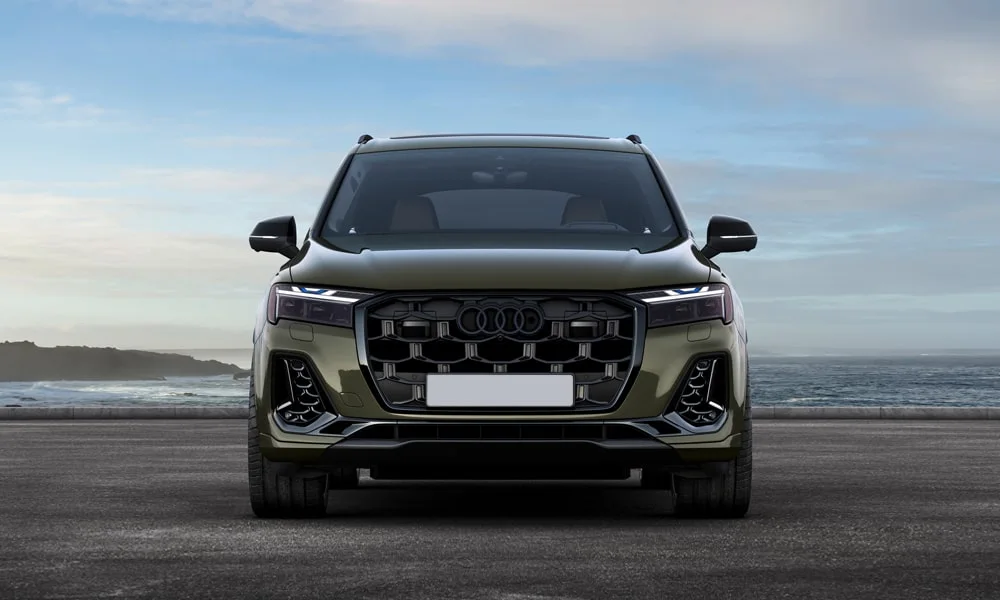 Фото Audi SQ7 (2024) — вид спереди, фото 7. Оптика, решётка и бампер — первое впечатление о модели. Рисунок ходовых огней — подпись модели, по нему её узнают в потоке Audi SQ7 (2024) — вид спереди, фото 7