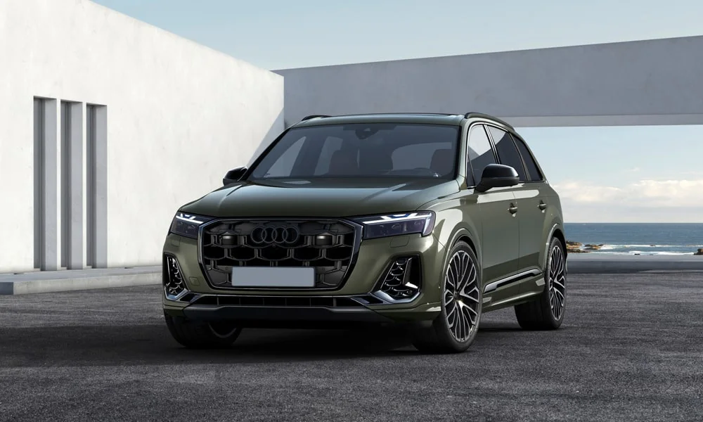 Фото Audi SQ7 (2024) — вид спереди, фото 10. Анфас: пропорции капота, посадка кузова и графика ходовых огней. Рисунок ходовых огней — подпись модели, по нему её узнают в потоке Audi SQ7 (2024) — вид спереди, фото 10