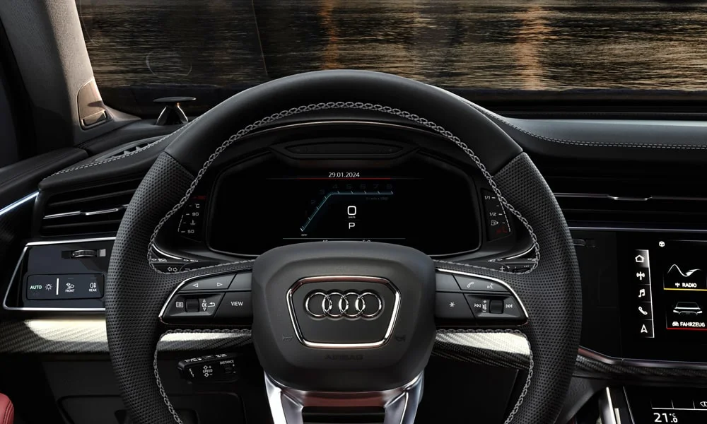 Фото Audi SQ7 (2024) — приборная панель. Экран приборов за рулём — вся ходовая информация перед глазами. Компоновка приборов настраивается в меню у большинства версий Audi SQ7 (2024) — приборная панель