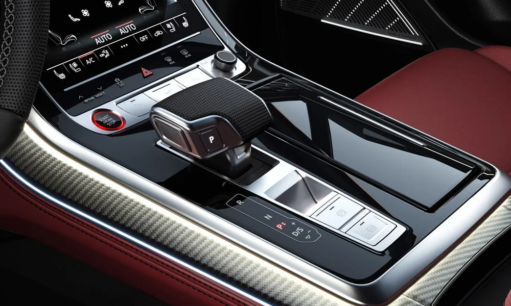 Фото Audi SQ7 (2024) — селектор коробки передач. Управление коробкой: компактный селектор освобождает место на тоннеле. Режимы движения и электронный ручник собраны рядом с селектором Audi SQ7 (2024) — селектор коробки передач