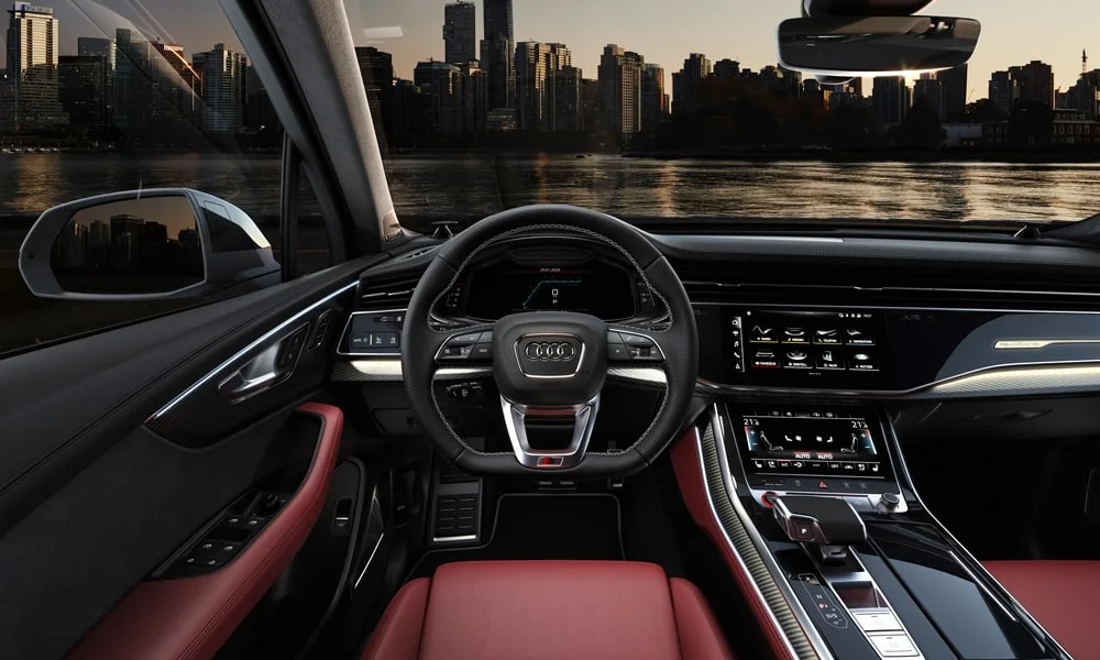 Фото Audi SQ7 (2024) — интерьер. Общий план салона: архитектура панели, консоль и кресла. Уровень отделки читается по стыкам панелей и мягким поверхностям в зонах касания Audi SQ7 (2024) — интерьер