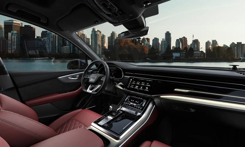 Фото Audi SQ7 (2024) — интерьер, фото 2. Общий план салона: архитектура панели, консоль и кресла. Светлая гамма зрительно расширяет салон, тёмная — практичнее в уходе Audi SQ7 (2024) — интерьер, фото 2
