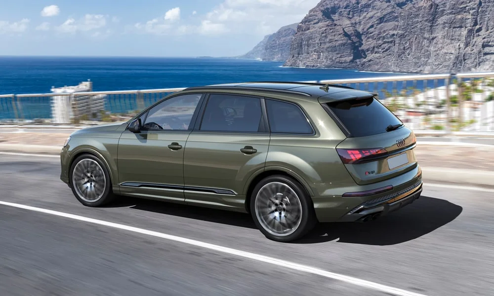Фото Audi SQ7 (2024) — вид сзади, фото 3. Линия крыши, стойки и задняя дверь в зелёном исполнении. Насадки выхлопа или их имитация внизу бампера различают версии Audi SQ7 (2024) — вид сзади, фото 3