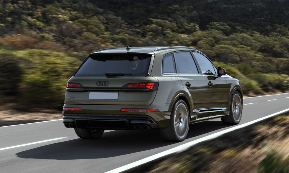 Фото Audi SQ7 (2024) — вид сзади, фото 4. Графика фонарей, бампер и оформление пятой двери. Светодиодная полоса или раздельные секции — задняя оптика стала главным украшением кормы Audi SQ7 (2024) — вид сзади, фото 4