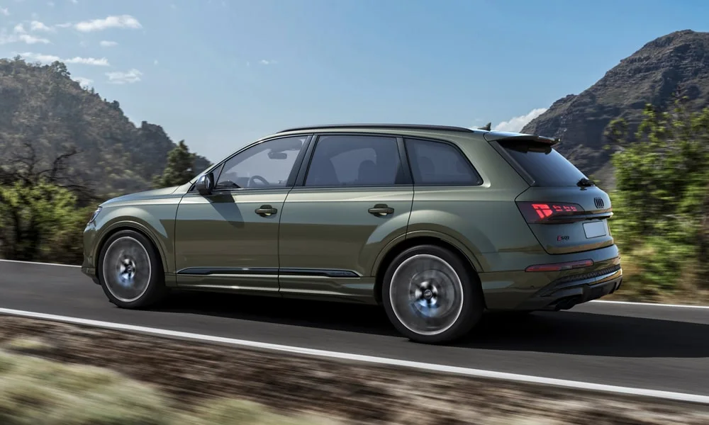 Фото Audi SQ7 (2024) — вид сзади, фото 5. Зелёный кузов сзади — фонари и бампер определяют ночной образ модели. Светодиодная полоса или раздельные секции — задняя оптика стала главным украшением кормы Audi SQ7 (2024) — вид сзади, фото 5