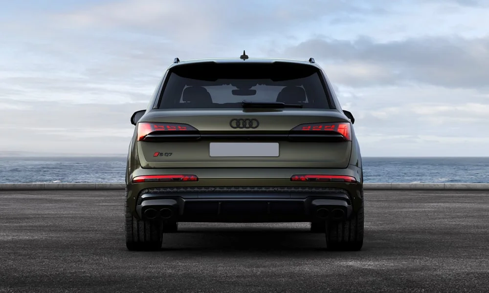 Фото Audi SQ7 (2024) — вид сзади, фото 6. Корма в зелёном цвете: графика фонарей и пластика пятой двери. Светодиодная полоса или раздельные секции — задняя оптика стала главным украшением кормы Audi SQ7 (2024) — вид сзади, фото 6